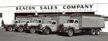 Foto histórica de Beacon y una flota de camiones